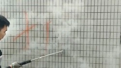 Limpiador de vapor industrial para la eliminación de grafitis