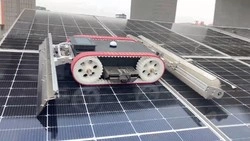 Robot limpiador de paneles solares sobre orugas