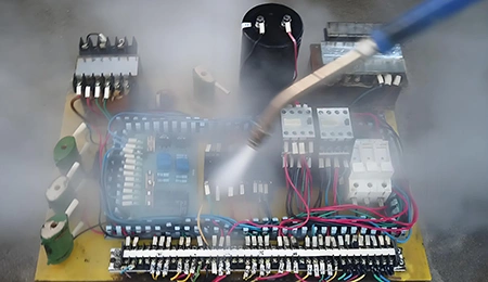 Limpieza a vapor de paneles de control eléctrico