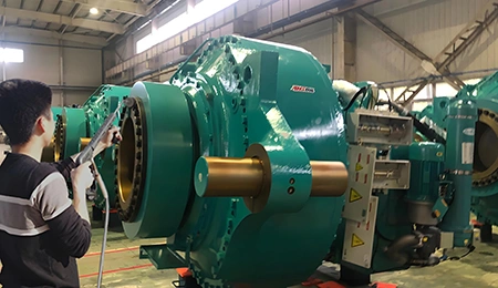 Limpieza a vapor de maquinaria industrial pesada