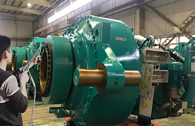 Limpieza a vapor de maquinaria industrial pesada