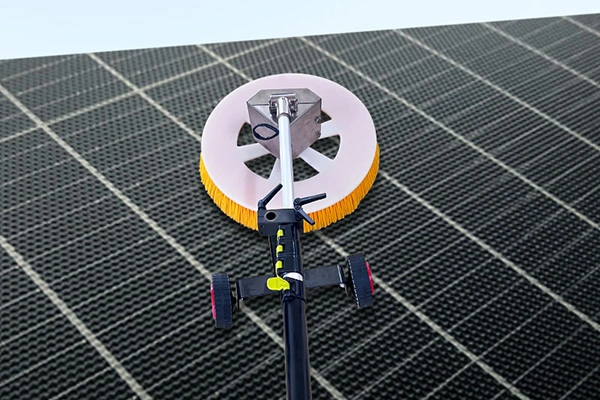Cepillo de limpieza para paneles solares eléctricos